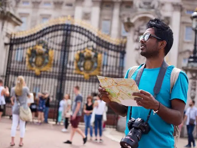 How to Avoid Tourist Scams Abroad: Definitive Security Guide